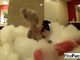 Elsa Jean showcases her hotel room and intimate parts in high-definition video