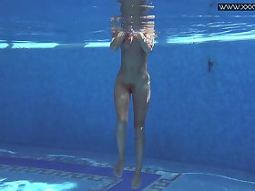 Gargantuan Mary Kalisy is posing swimming bare-ass be advantageous to XXXWATER