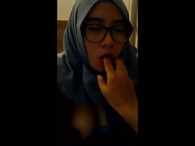 Hijab Indonesian Ungentlemanly Blowjob 4